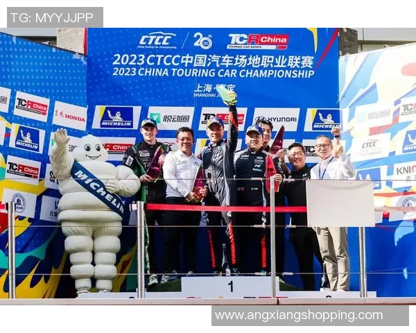 足球小将驾车上路挑战极限速度 展现运动员独特驾驶技巧