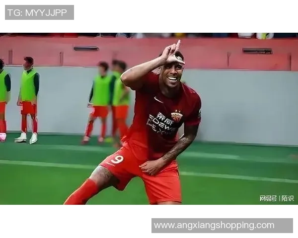 足球巨星赛场经典瞬间：吐舌动作成为独特标志引发球迷热议